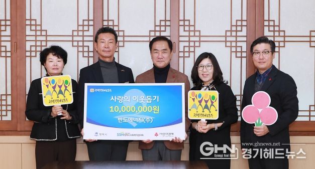 왼쪽부터 반도에너지(주) 상무이사 곽경숙, 반도에너지(주) 대표이사 정영은, 평택시장 정장선, 복지정책과장 홍성녀, 평택행복나눔본부 나눔국장 황성식