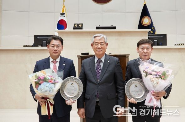 왼쪽부터 이진규 의원, 김장호 용인특례시의정회 회장, 황재욱 의원