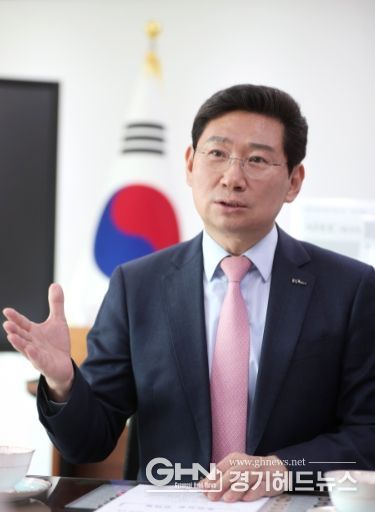 이상일 용인특례시장이 경기도의 지방산업단지 심의 권한을 특례시에 이양해야 한다는 서한문을 박상우 국토교통부 장관에게 전달했다.