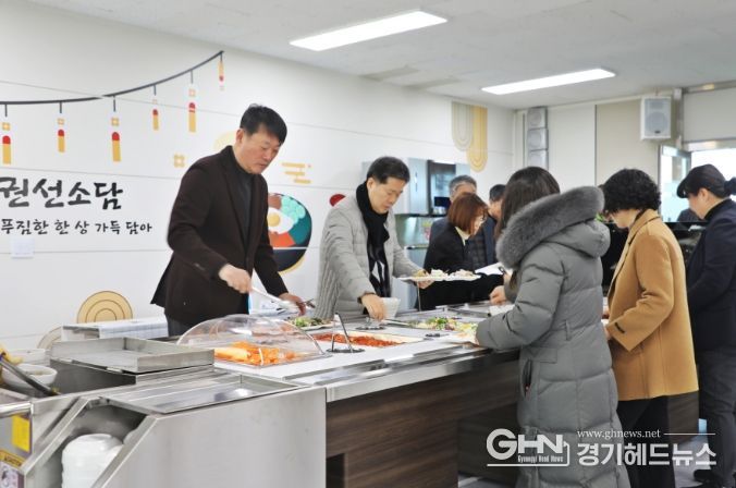 권선구 직원들이 구내식당(‘권선소담’)에서 점심식사를 하고 있다.