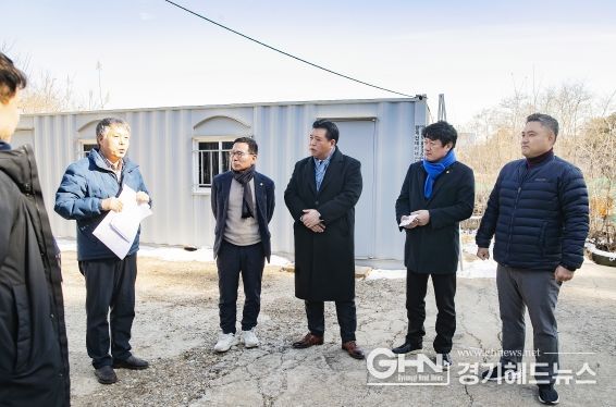 화성시의회 도시건설위원들이 삼보폐광산 현황에 대한 설명을 듣는 모습