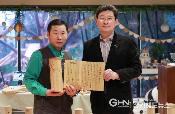 이상일 용인특례시장은 8일 에버랜드 판다 월드를 방문해 오는 4월 중국으로 돌아가는 푸바오에게 용인특례시민의 마음을 담아 ‘특례명예시민’ 증서를 전달했다. 증서는 푸바오 할아버지 강철원 사육사가 대신 받았다.