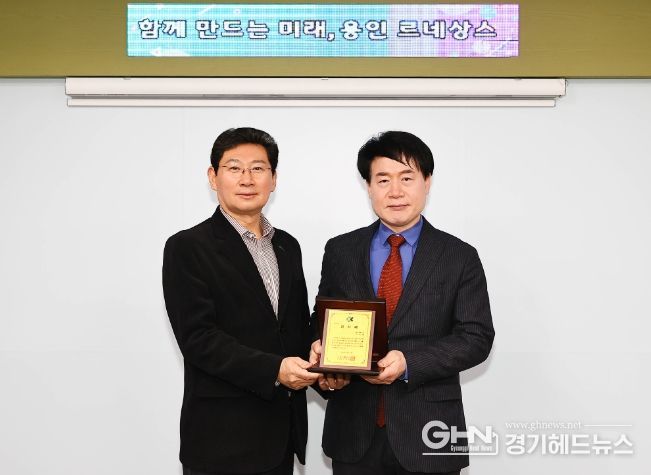 이상일 용인특례시장(왼쪽)이 16일 용인운전면허시험장 정연철 단장(오른쪽)으로부터 도로교통공단 이사장 감사패를 받았다.