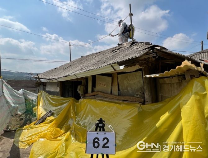 용인특례시가 슬레이트 철거 비용을 지원한다. 사진은 철거 작업이 이뤄지고 있는 모습