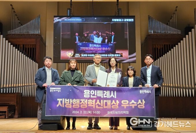 지난22일 서울 숭실대학과에서 열린 시상식에서 시 관계자들이 기념촬영을 하는 모습