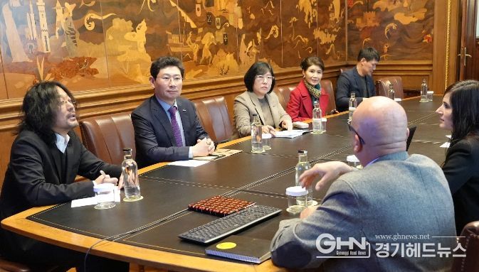 이상일 용인특례시장이 28일 스페인 바르셀로나 시립정보기술연구소(IMI)를 방문해 스마트시티 정책에 관한 설명을 듣고 있다.