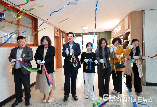 이상일 용인특례시장이 3일 성산초 작은도서관 개관식에서 기념컷팅을 하고 있다.