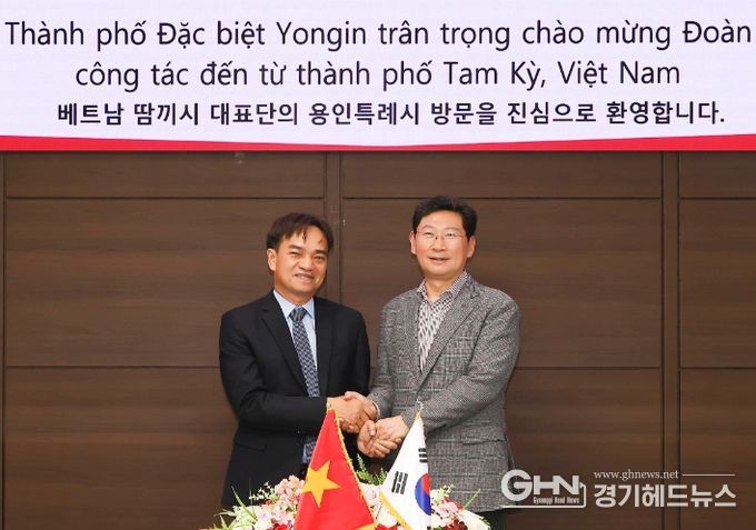 이상일 용인특례시장(오른쪽)이 15일 베트남 꽝남성 땀끼시 응우옌 유이 안 당 부서기(왼쪽)와 기념촬영을 하고 있다.