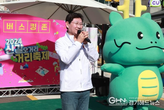 이상일 용인특례시장이 27일 신갈오거리 거리축제에서 인사말을 하고 있다