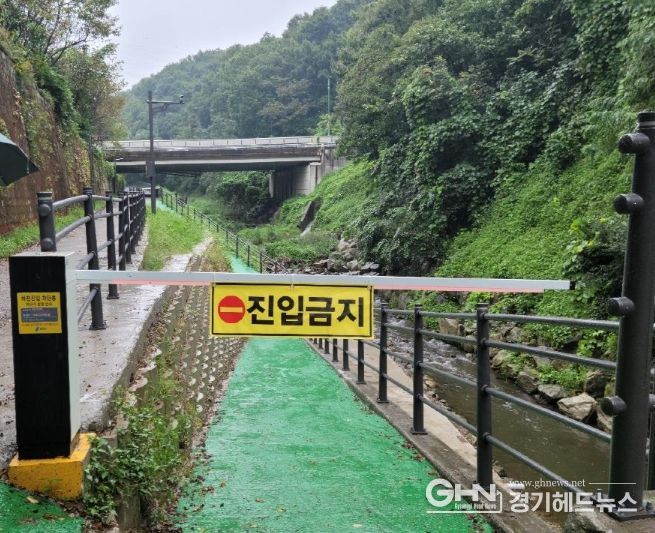 용인특례시가 여름철 재난 대비책을 시행한다. 사진은 하천출입차단시설 가동 모습