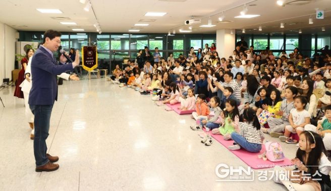 지난 5일 '용인어린이상상의숲'에서 열린 어린이날 특별행사 '오, 오! 상상이상'에서 축사를 하고 있는 이상일 용인특례시장