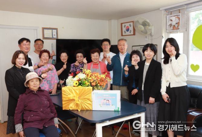 시흥시 정왕2동 지역사회보장협의체, 어버이날 맞아 '사랑의 카네이션' 전달