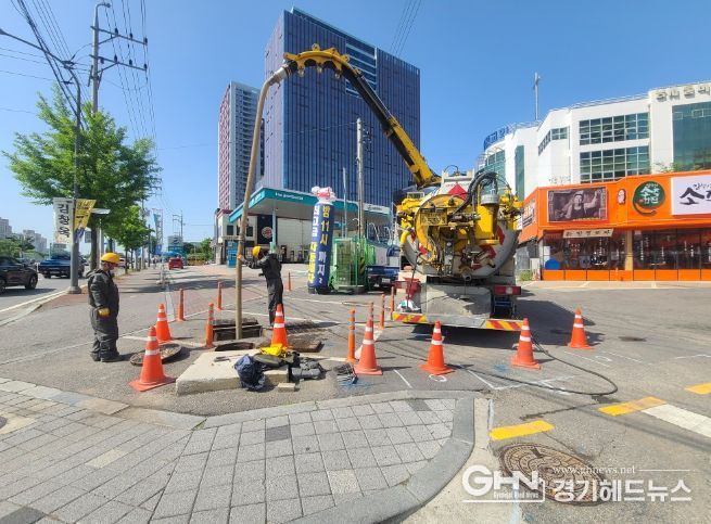 용인특례시가 장마철 침수 피해 예방을 위해 하수관로를 점검한다.