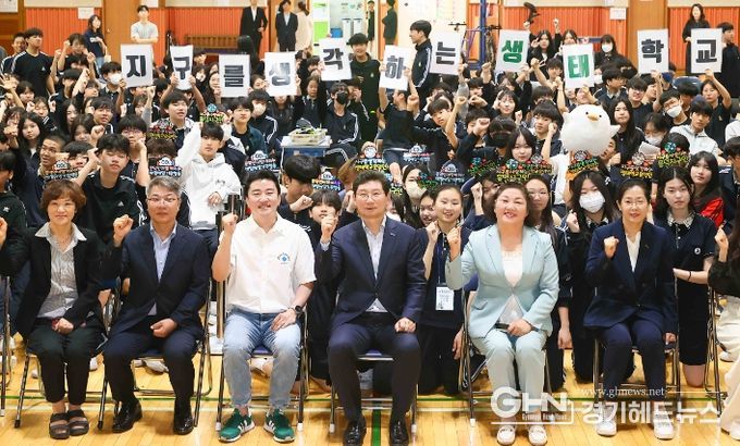 이상일 용인특례시장이 지난 22일 기흥구 영덕동 흥덕중학교에서 ‘기후 위기 대응과 남극 이야기’를 주제로 환경 특강을 했다.