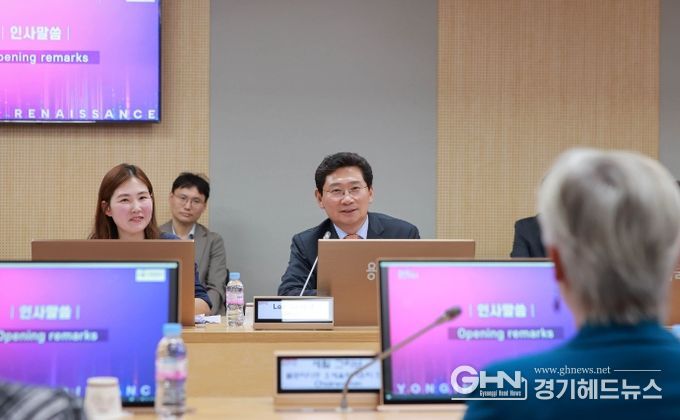 이상일 용인특례시장이 23일 미국 플로리다주 오세올라 카운티 대표단과 간담회에서 인사말을 하고 있다