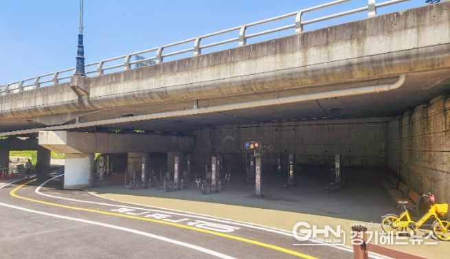 기흥구는 탄천 구성1교(언남동 456-8번지 일대) 하부에 시민들을 위한 편의 공간을 설치했다