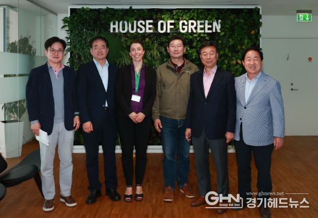 전국대도시시장협의회 시장단이 스테이트 오브 그린 관계자와 기념촬영을 하고 있다.(왼쪽으로터 김병수 김포시장, 이동환 고양특례시장, 그리 클리모세 홀름 시니어 프로젝트 매니저, 이상일 용인특례시장, 신상진 성남시장, 주광덕 남양주시장))