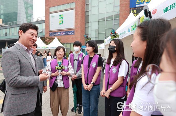 이상일 용인특례시장이 8일 용인포은아트홀 야외광장에서 열린 환경교육박람회에 참가한 흥덕중학교 학생들을 격려하고 있다.