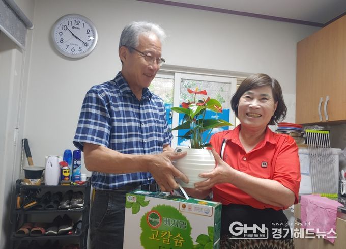 처인구 중앙동 지역사회보장협의체가 저소득 홀몸 어르신 20명을 대상으로 '반려식물 나눔사업'을 진행했다