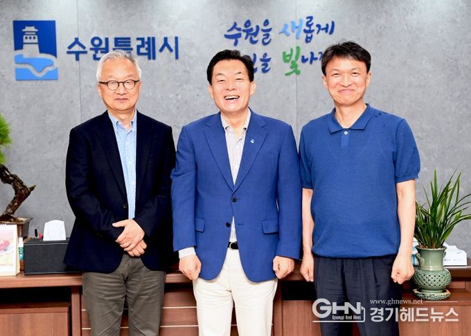이재준 수원시장(가운데), 루크 리 하버드대 의과대학 교수(왼쪽), 조규진 성균관대 생명물리학과 교수가 간담회 후 함께하고 있다.