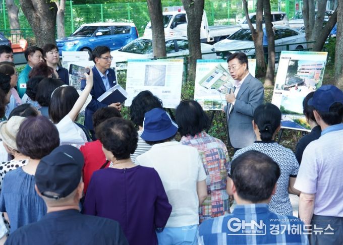 신상진 성남시장이 12알 구미동 옛 하수종말처리장을 방문해 주민들 상대로 즉석 간담회를 열고 있다.