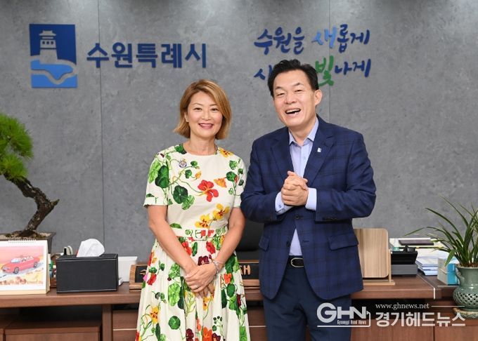 이재준 수원시장(오른쪽)과 엘렌 박 의원이 기념촬영을 하고 있다.