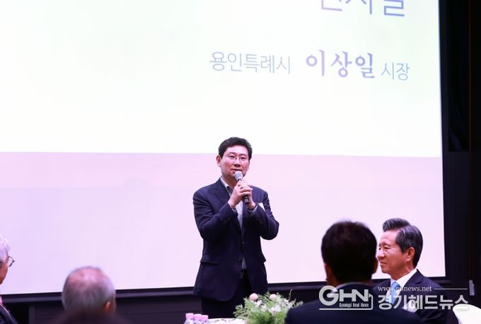 이상일 용인특례시장이 19일 용인미디어센터에서 열린 '제6회 소부장 미래포럼'에서 용인특례시의 반도체산업 현황을 설명하고 있다.