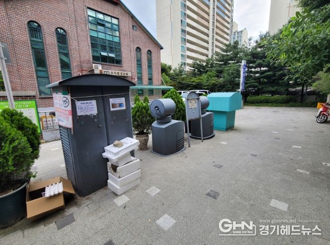 수지구의 한 공동주택단지 내에 설치된 자동집하시설 투입구 모습