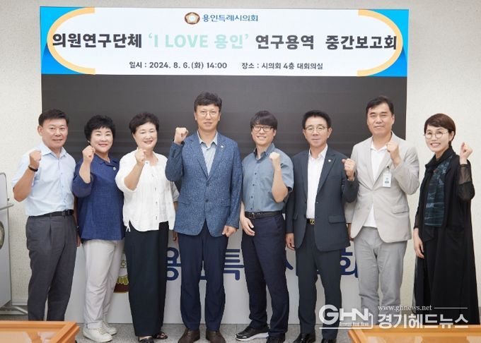 연구 과제 중간보고회 참석자들이 기념 촬영을 하고 있다.