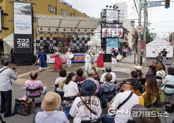 지난 1~3일 아사히카와 교류협력 35주년을 기념해 수원시가 파견한 대표단 중 공연단이 풍물공연을 선보이고 있다.
