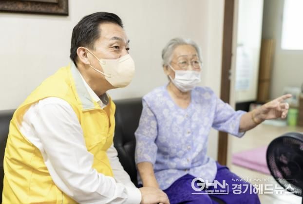 지난 21일 이재준 수원시장이 수원새빛돌봄 1년을 맞아 지역 내 새빛돌봄 이용 가구를 방문했다.
