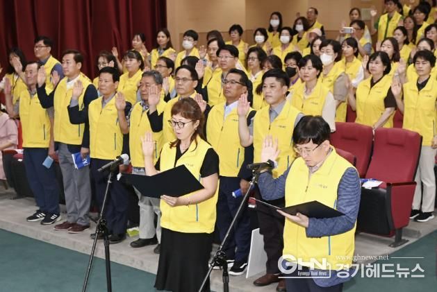 지난해 8월 새빛돌보미 발대식에서 새빛돌보미들이 선서를 하고 있다.