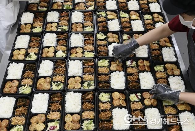 제공기관에서 수원새빛돌봄 식사배달 서비스를 위한 도시락을 만들고 있는 모습.