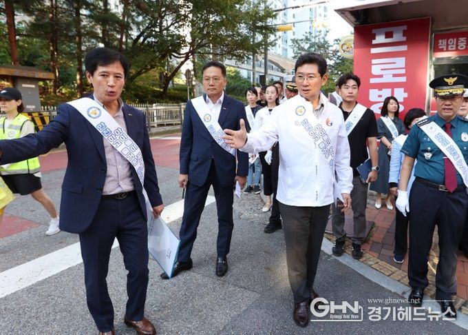 이상일 용인특례시장이 24일 수지구 신촌초 통학로 안전 점검을 하고 있다.