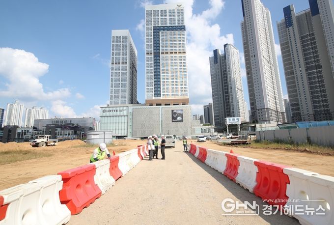 정명근 화성시장, 30일 개통 경부고속도로 상부 임시보행로 현장점검