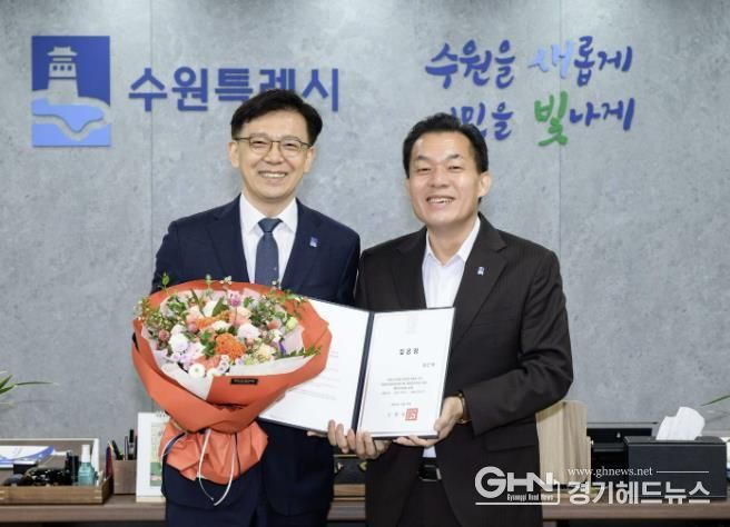임용장 수여 후 이재준 수원시장(오른쪽)과 현근택 제2부시장이 함께하고 있다.