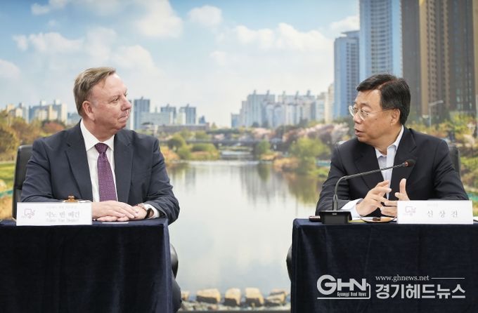 성남시, 글로벌 기후에너지 시장협약 ‘지콤’ 가입-대화 나누고 있는 지노 반 베긴 이클레이 세계사무총장(왼)과 신상진 성남시장(오른쪽)
