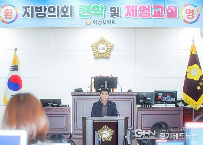 인사말 진행 중인 배정수 의장 및 전경