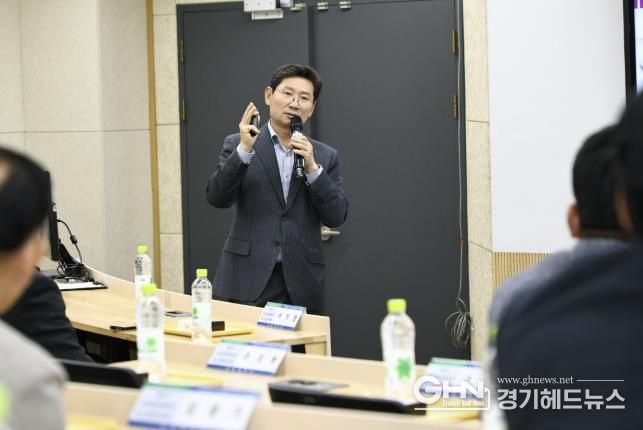 이상일 용인특례시장이 20일 강남대 샬롬관에서 '강남대 국제대학원 강남글로벌리더 최고경영자과정' 원생을 대상으로 특강을 진행했다.