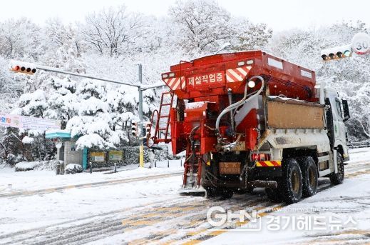 용인특례시의 제설 차량이 기흥구 일대 도로 제설을 하고 있는 모습)