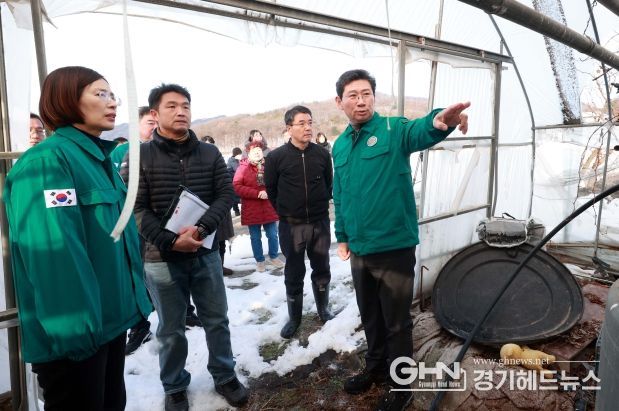 이상일 용인특례시장이 3일 폭설피해 농가를 방문해 피해 상황을 살피고 농장주를 위로하고 있다.