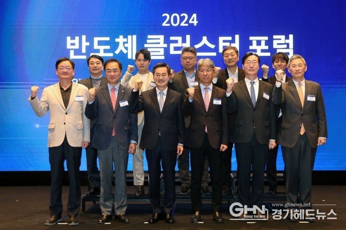 10일 오전 더블트리 바이 힐튼 서울판교에서 열린 중앙일보S 반도체 클러스터 포럼에서 김동연 경기도지사, 신용호 중앙일보S 대표이사, 정명근 화성시장, 정장선 평택시장 및 주요 내빈등이 기념촬영을 하고 있다.