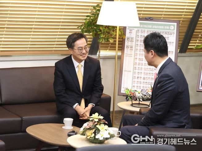 26일 오전 김동연 도지사가 김진경 도의회 의장을 만나 예산안 처리에 대한 면담을 하고있다.