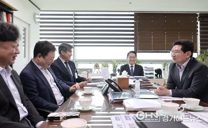 이상일 용인특례시장이 기흥구 영덕동 중학교 설립에 대해 면담을 하고 있다