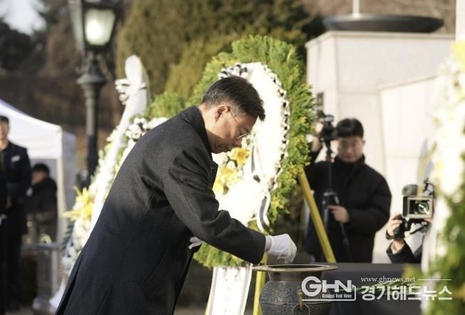신상진 성남시장은 1월 2일 수정구 태평동 현충탑 참배로 새해 업무를 시작했다