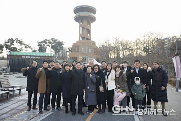 2일 오전 광교호수공원에서 김동연 도지사와 2024년 분야별 의인 등 20여명과 함께 2025년 새해 다짐 해돋이 행사를 하고 있다.