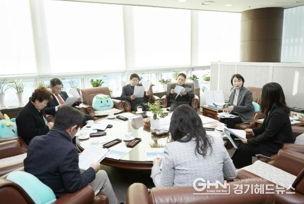 용인특례시의회 의장단 회의가 진행되고 있다. 오른쪽에 발언하고 있는 유진선 의장과 시계 방향으로 이윤미 의회운영위원장, 박은선 윤리특별위원장, 김윤선 도시건설위원장, 김상수 문화복지위원장, 이진규 국민의힘 대표 의원, 김진석 자치행정위원장, 이창식 부의장