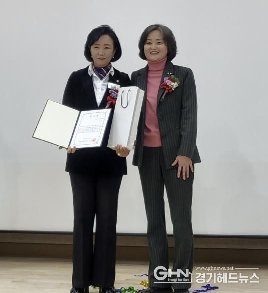 경기도의회 부의장 정윤경 도의원, 군포중학교 졸업식 및 급식실·체육관 개관식에서 감사패 수상