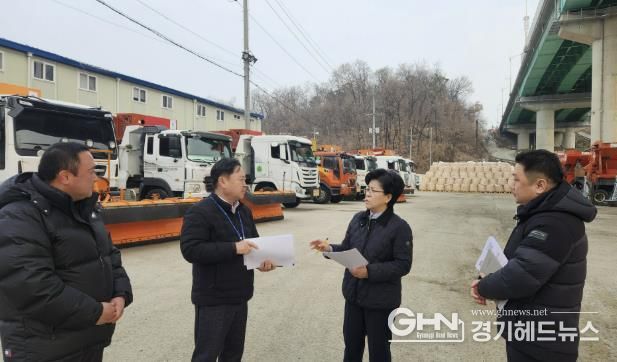 오선희 기흥구청장이 13일 취임 후 신갈동 도로관리센터를 방문해 제설대책을 점검하고 있다