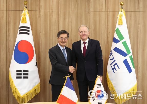 주한 미국·유럽상공회의소와 반도체기업 등을 방문하며 경제행보를 이어가는 김동연 경기도지사가 프랑스기업 에어리퀴드와 2,500만 달러(한화 350억 원 상당) 투자 계획을 논의했다.